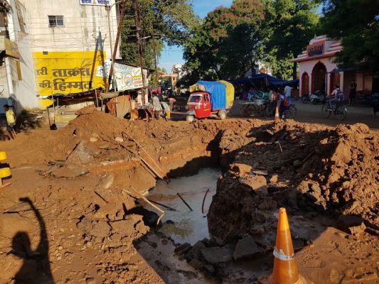 केबल बिछाते पाइप लाइन फूटी, आज शहर वार्डों में नहीं हुआ पानी सप्लाई