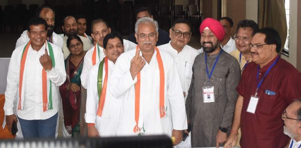 24 साल बाद कांग्रेस अध्यक्ष चुनने छत्तीसगढ़ ने की वोटिंग