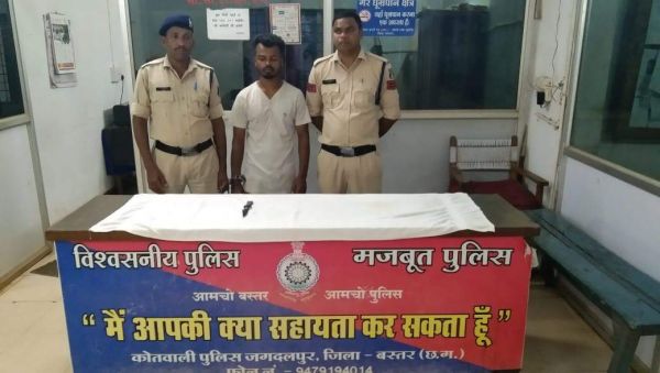 बटन चाकू लेकर लोगों को धमका रहा  युवक पकड़ाया