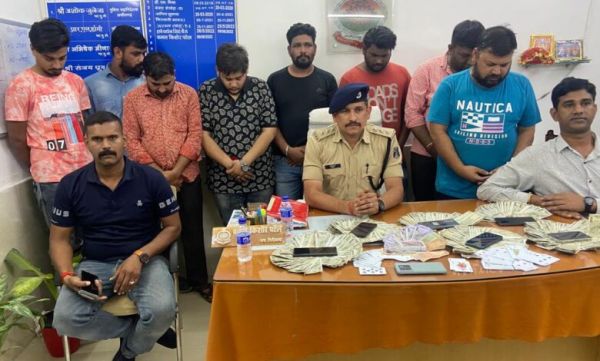 थ्री स्टार होटल में छापा, आधे दर्जन से अधिक जुआरी पकड़ाए