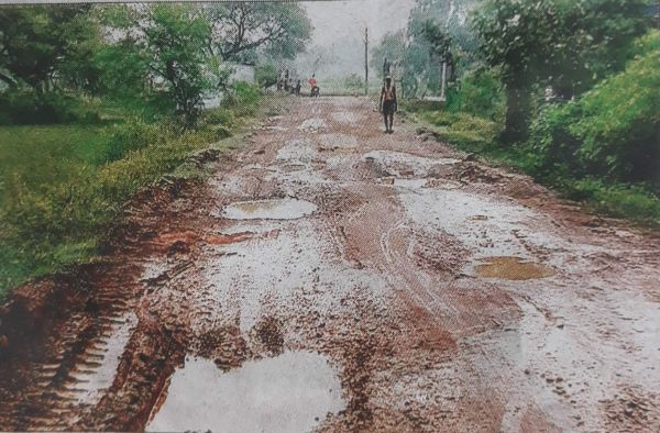 हरदी-चितावर पहुंच मार्ग जर्जर, राहगीर परेशान