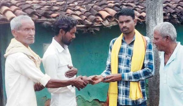 मृतक परिवार को श्रद्धांजलि राशि दी