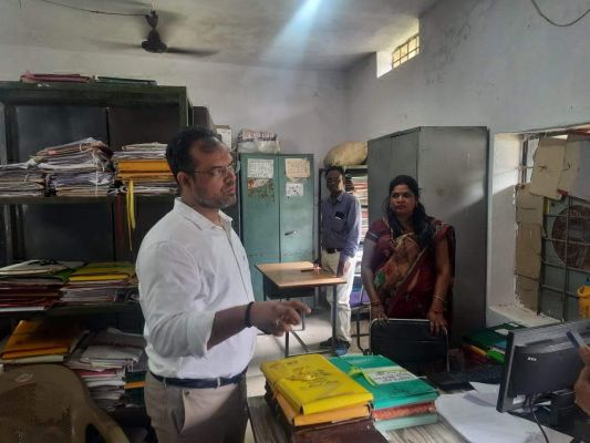 कलेक्टर अचानक पहुंचे लोक निर्माण व स्कूल शिक्षा विभाग के दफ्तर,कई अधिकारी-कर्मचारी मिले नदारद