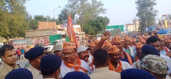 आरक्षण कटौती के विरोध में भाजपा अजजा मोर्चा ने विधायक निवास घेरा, सौंपा ज्ञापन