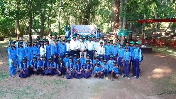 स्कूली बच्चों ने किया कांगेर घाटी का भ्रमण