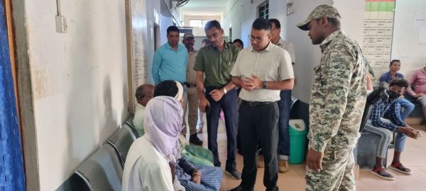 कलेक्टर ने किया बस्तर एसडीएम और तहसीलदार कार्यालय का निरीक्षण