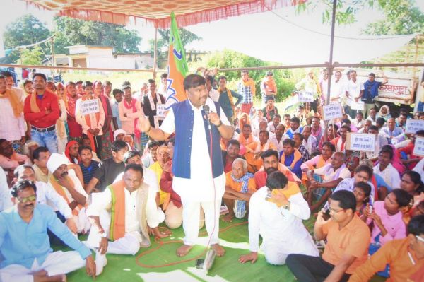 भाजपा ने किया नारायणपुर विधायक के कार्यालय का घेराव