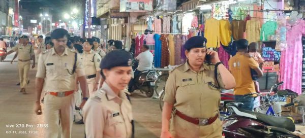पुलिस अफसरों ने की पैदल पेट्रोलिंग