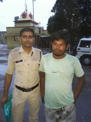 अपने हिसाब से गांव चलाना चाहते हो कहकर मारा कुल्हाड़ी