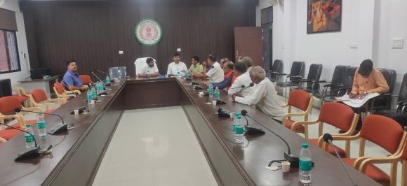 मतदान केन्द्रों का युक्तियुक्तकरण प्रस्ताव के संबंध में राजनीतिक पदाधिकारियों से की चर्चा