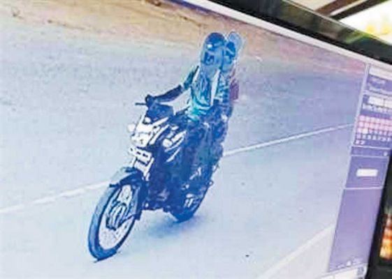 बैंक से निकले रिटायर्ड सीआईएसएफ एसआई के पांच लाख डिक्की से पार