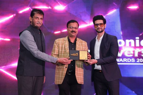 पूर्व क्रिकेटर संदीप पाटिल और एक्टर शक्ति अरोरा के हाथों डीके सोनी को मिला बेस्ट सामाजिक कार्यकर्ता  का अवार्ड