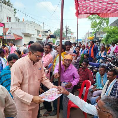 पैसा निकालने पहुंचे किसानों का बैंक अध्यक्ष ने किया स्वागत