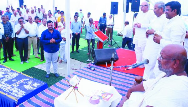 मोबाइल में घंटों चैटिंग करके अपने पांव पर कुल्हाड़ी न चलाएं-राष्ट्रसंत श्री ललितप्रभजी