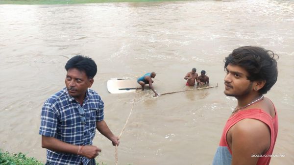 आधी रात सकरी नदी के रपटे में गिरी स्कार्पियो, ग्रामीणों ने बचाई बच्चे की जान, चालक फरार