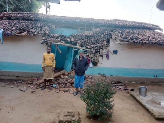 दल से बिछड़ा हाथी मचा रहा उत्पात, मकान तोड़ा, फसलें रौंदी