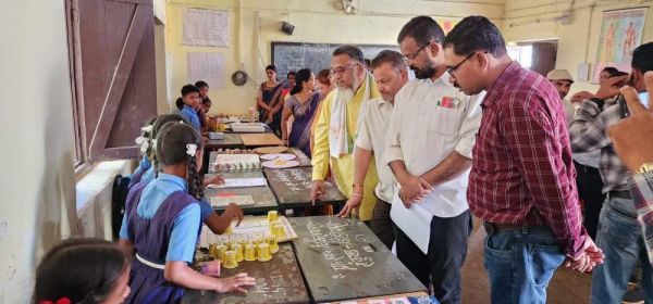 कबाड़ से जुगाड़, बच्चों ने दिखाया कौशल, जनप्रतिनिधियों ने सराहा