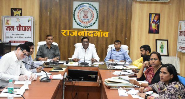 जर्जर सडक़ की मरम्मत युद्ध स्तर पर करने की जरूरत - कलेक्टर
