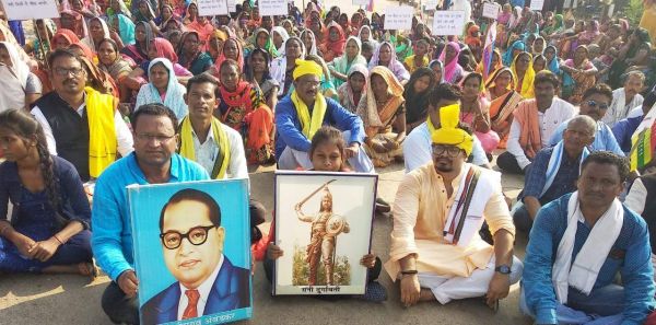 आदिवासियों को छेड़ा तो सरकार बचाना मुश्किल