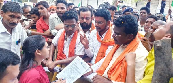 जनआक्रोश पदयात्रा: समस्याओं को ले भाजपाइयों व ग्रामीणों ने घेरा एसडीएम कार्यालय