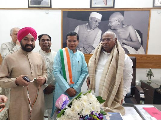 खडग़े कांग्रेस के नए हाईकमान, छत्तीसगढ़ से पहली बधाई मरकाम और सिंह की