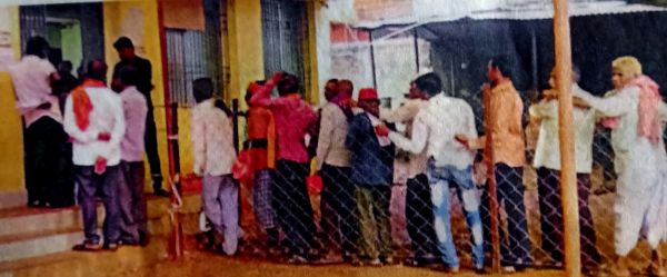 न्याय योजना की राशि निकालने किसानों की बैंकों में भारी भीड़ काउंटर की संख्या बढ़ानी पड़ी