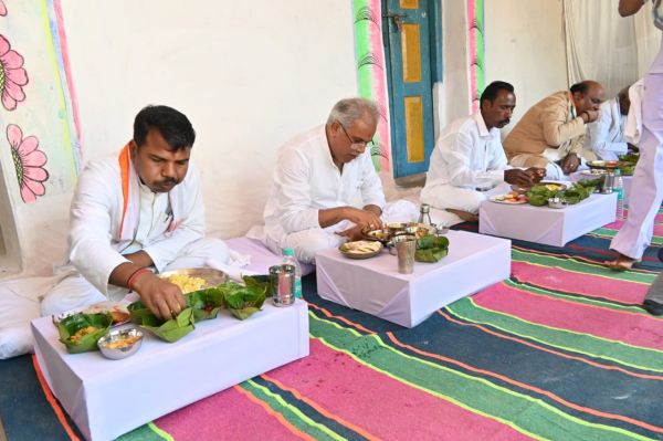 भूपेश ने बाबूलाल के  घर किया भोजन