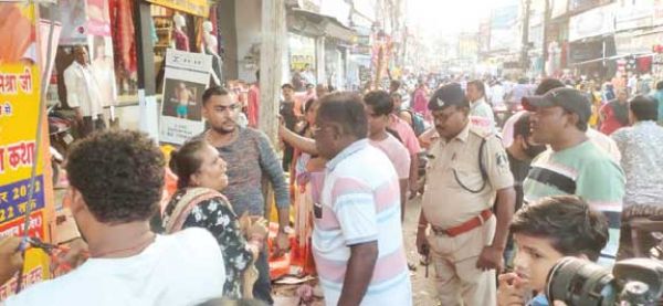  ट्रैफिक जाम करने वाले दुकानदारों पर पुलिस की कार्रवाई