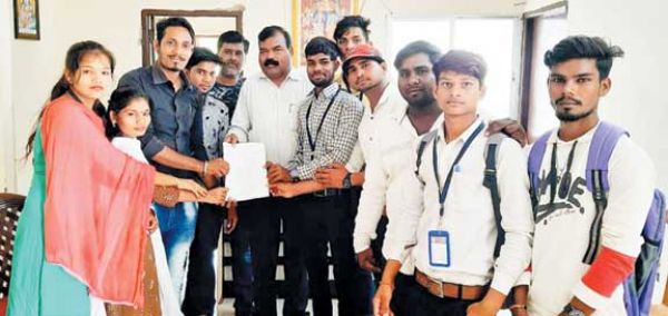 नांदघाट कॉलेज के मुख्य गेट की कुर्सियां हटवाने एनएसयूआई ने गुरुदयाल को सौंपा ज्ञापन 
