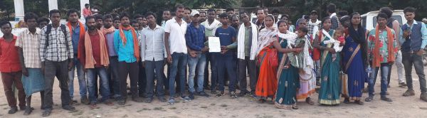 कई गांवों के ग्रामीण पहुंचे कलेक्टर के पास,कहा- रोजगार दिलाएं