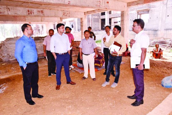 कलेक्टर ने एजुकेशन हब के कई संस्थाओं का किया निरीक्षण