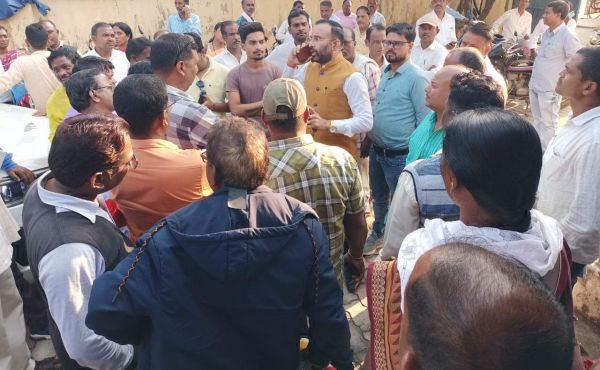 प्रधान पाठकों की पदोन्नति सूची के विरोध में धरना, निरस्त करने की मांग