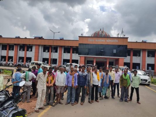 कोसारटेंडा मध्यम सिंचाई परियोजना से विस्थापित परिवारों को जमीन देने की मांग