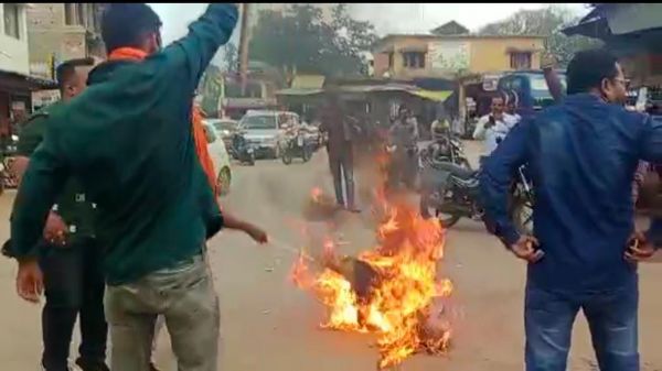 भाजयुमो ने सीएम का किया पुतला दहन