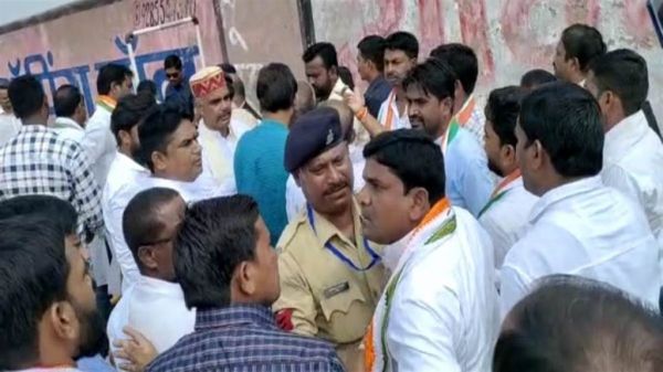 हेलीपैड पर सीएम के आने से पहले कांग्रेस नेता ने दूसरे का कॉलर पकड़ा