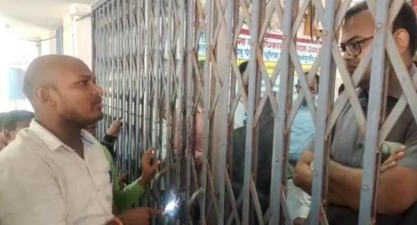 देखें VIDEO'S : एसडीएम-सीईओ को बंधक बनाया, कलेक्टर ने मांगी रिपोर्ट