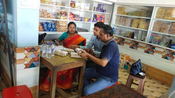 त्यौहारों में ग्राहकों को मिले शुद्ध मिठाई और नमकीन, होटलों से नमूने लेकर भेजा जा रहा लैब