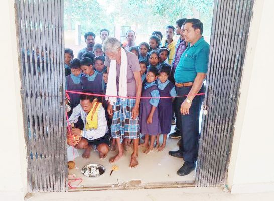 नए आश्रम भवन में बालिकाओं के प्रवेश पर ग्रामीणों में उत्साह