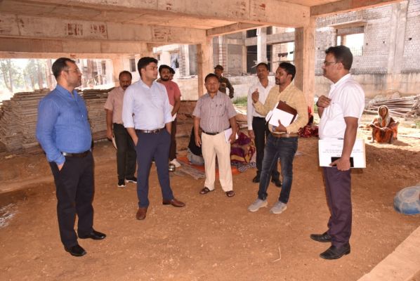 कलेक्टर ने एजुकेशन हब के कई संस्थाओं का किया निरीक्षण