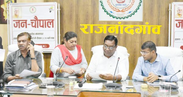 कलेक्टर ने जन चौपाल में सुनी समस्याएं
