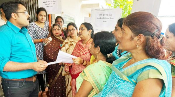 पूर्ण शराबबंदी की मांग, भाजपा महिला मोर्चा ने सौंपा ज्ञापन