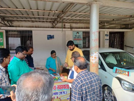 समूह के स्टॉल से आयुक्त ने की खरीदी