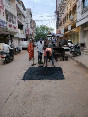 खराब सडक़ों के गड्ढों में पेंच वर्क जारी