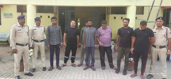 असली सिलिको मैंगनीज की जगह पालिश्ड पत्थर की डिलीवरी करने वाले गिरोह को सात  गिरफ्तार