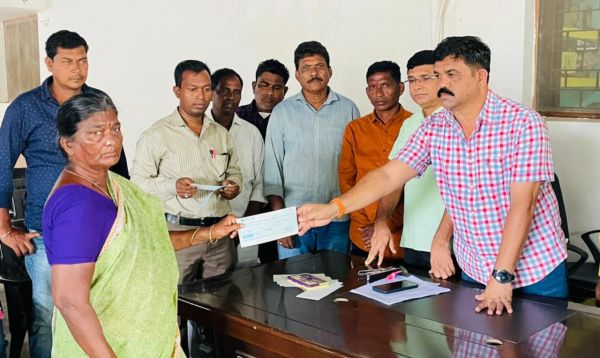 विधायक विक्रम ने जनसंपर्क निधि से 79 हितग्रहियों को चेक का वितरण किया