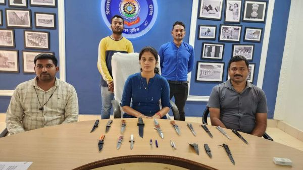 बस्तर के युवाओं पर चढ़ा फैंसी चाकूओं का क्रेज़