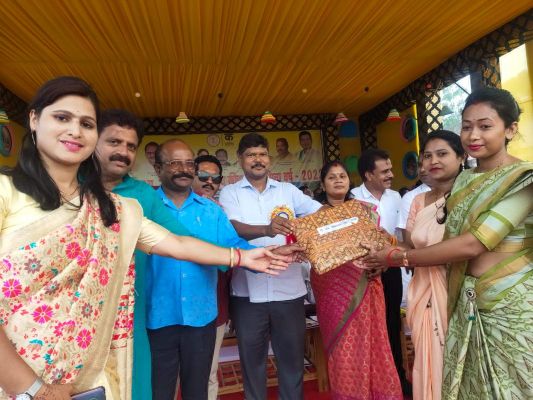 मंच सज्जा में एंकट राव को विशेष पुरस्कार