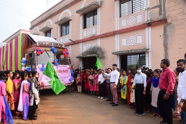कलेक्टर ने गारमेंट फैक्ट्री से निर्मित कपड़ों की 9वीं खेप को किया रवाना
