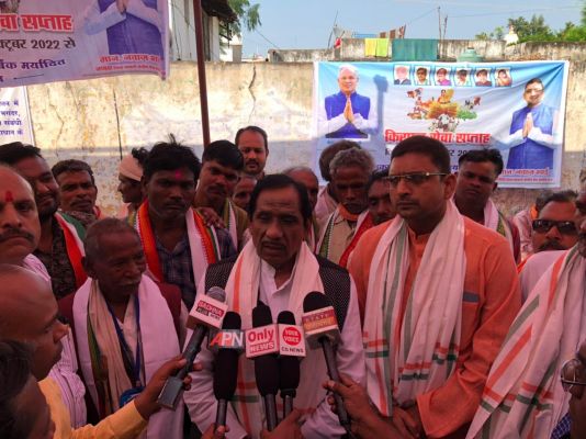 किसानों को पहनाया गमछा, पिलाई चाय, सेवा सप्ताह से खिले अन्नदाताओं के चेहरे