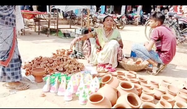गंडई बाजार गुलजार, बाजार पहुंची मिट्टी के दीये व मूर्तियां